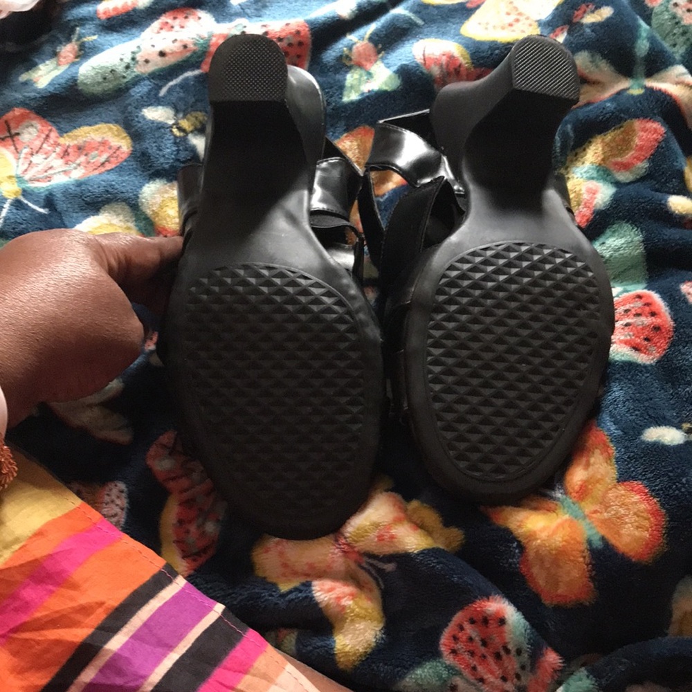 Black Strappy Block Heel 9 1/2 W Sandals - Picture 3 of 5